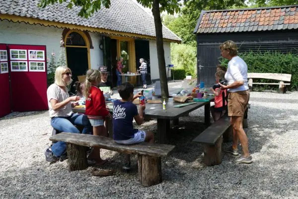 Samen eten aan de picknicktafels bij InBredius