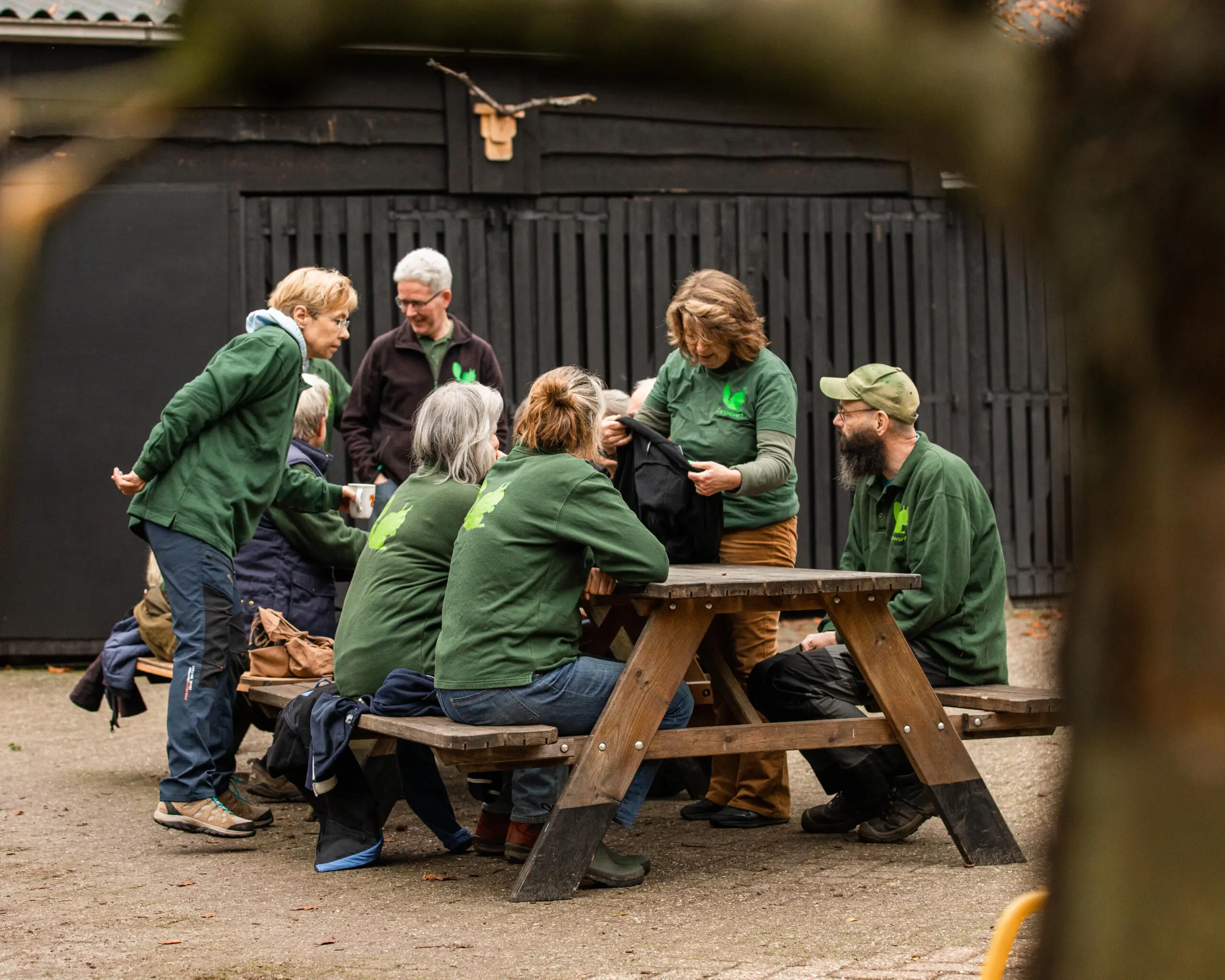 Vrijwilligers op de boswerf