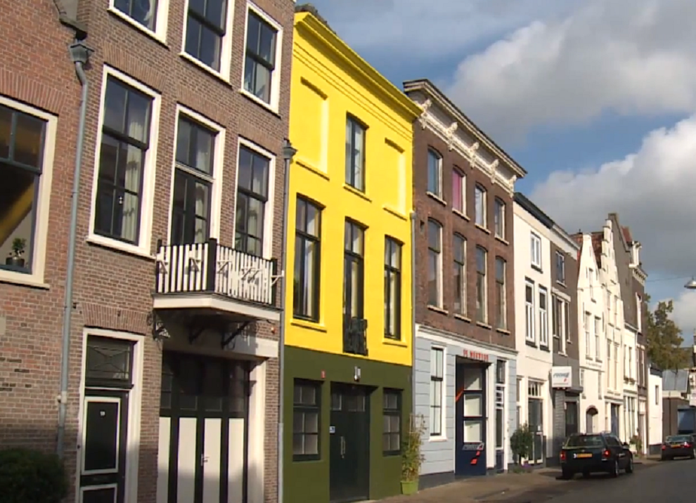 straat met een opvallend geel huis