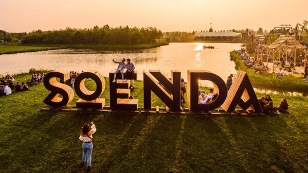 Geluidsmetingen bij festival soenda, Niels de Vries JPG